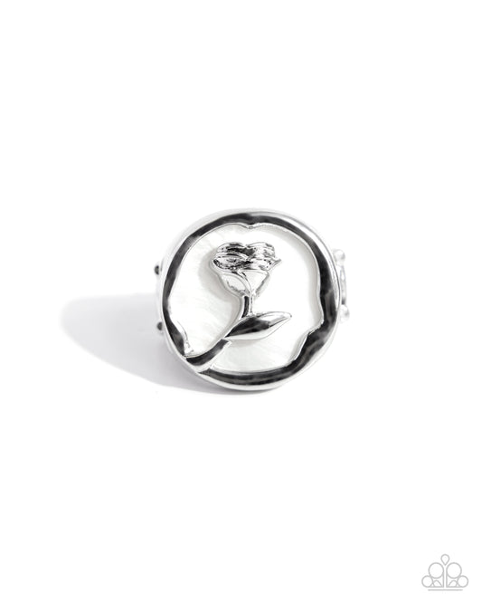 Belles Rose - White Rose & White Shell Ring Paparazzi R0723