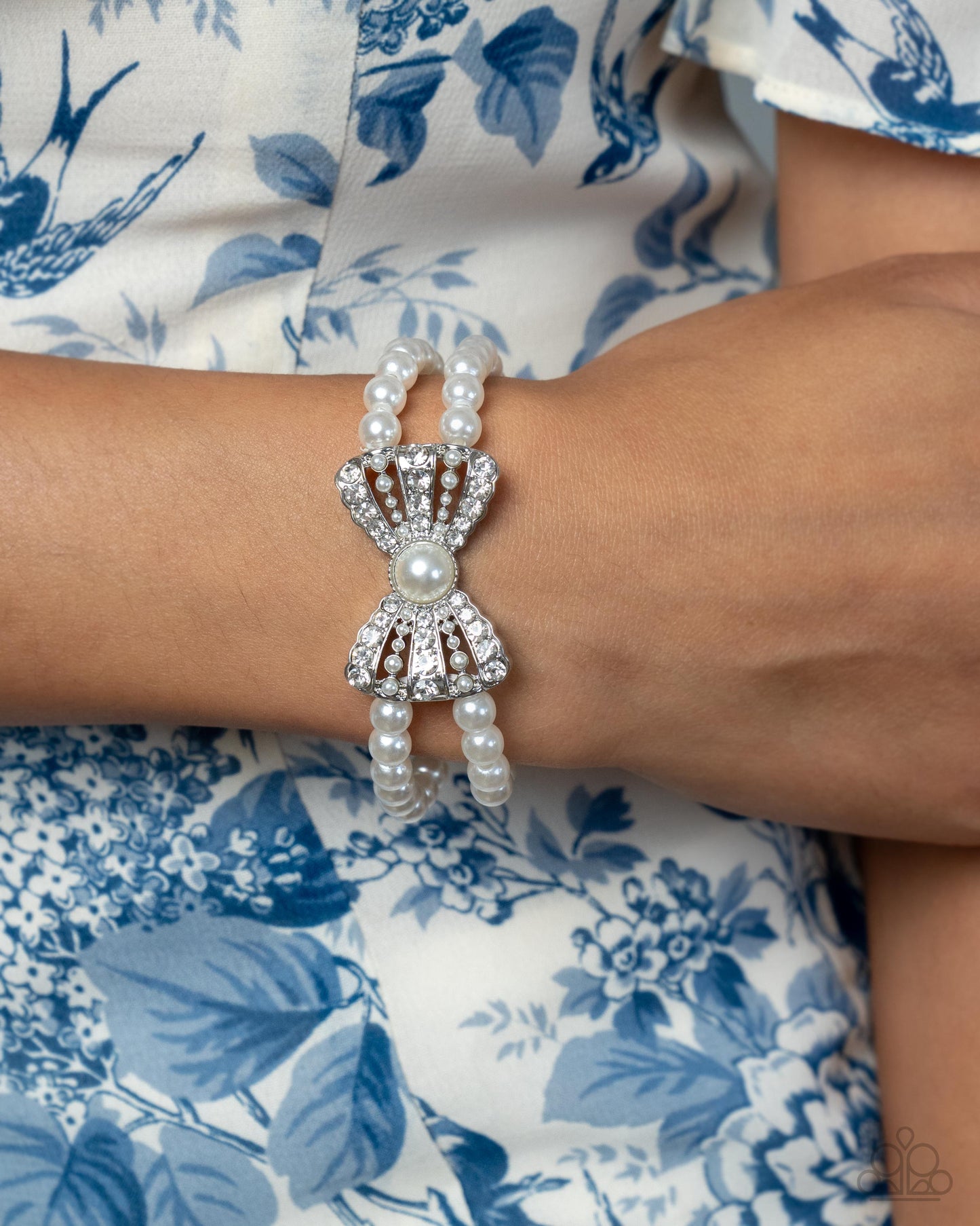 Complete Look White Bracelet: Admirable Aria White Pearl Stretch Bracelet & Post Earring: Adorable Aria - White Pearl Paparazzi B2396
