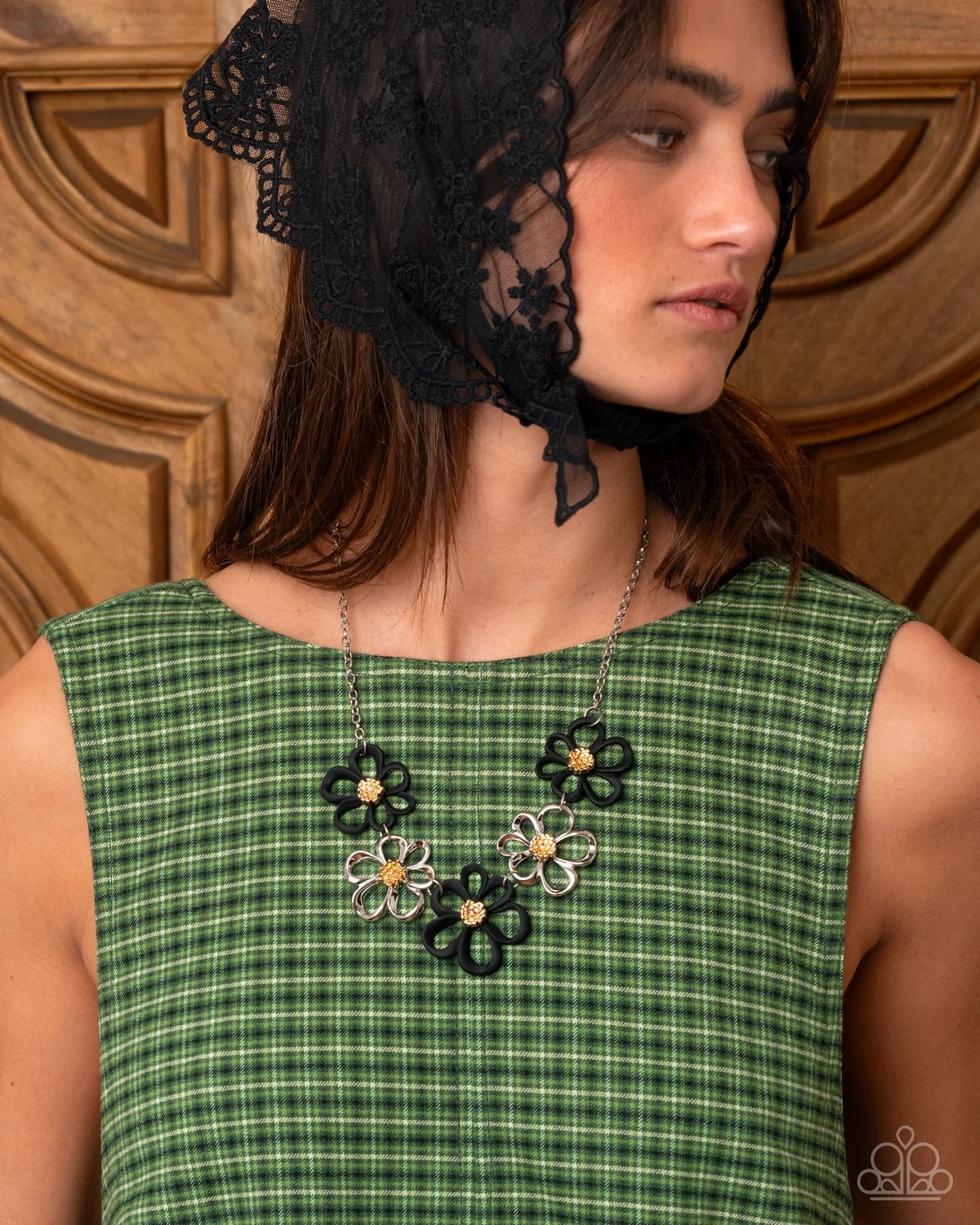 Paparazzi Beau Bouquet Black & Silver Flower Necklace N3917
