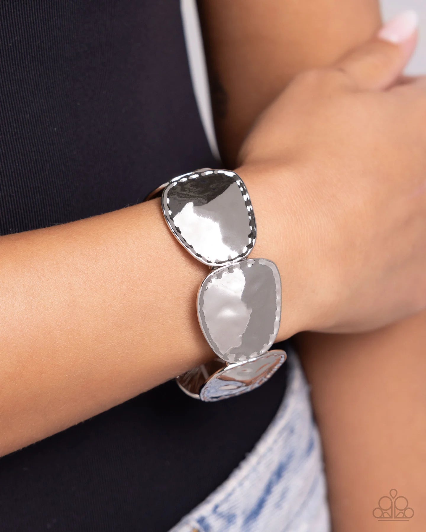 Paparazzi Admirably Antiqued - Silver Hammered Disc Stretchy Bracelet B2485