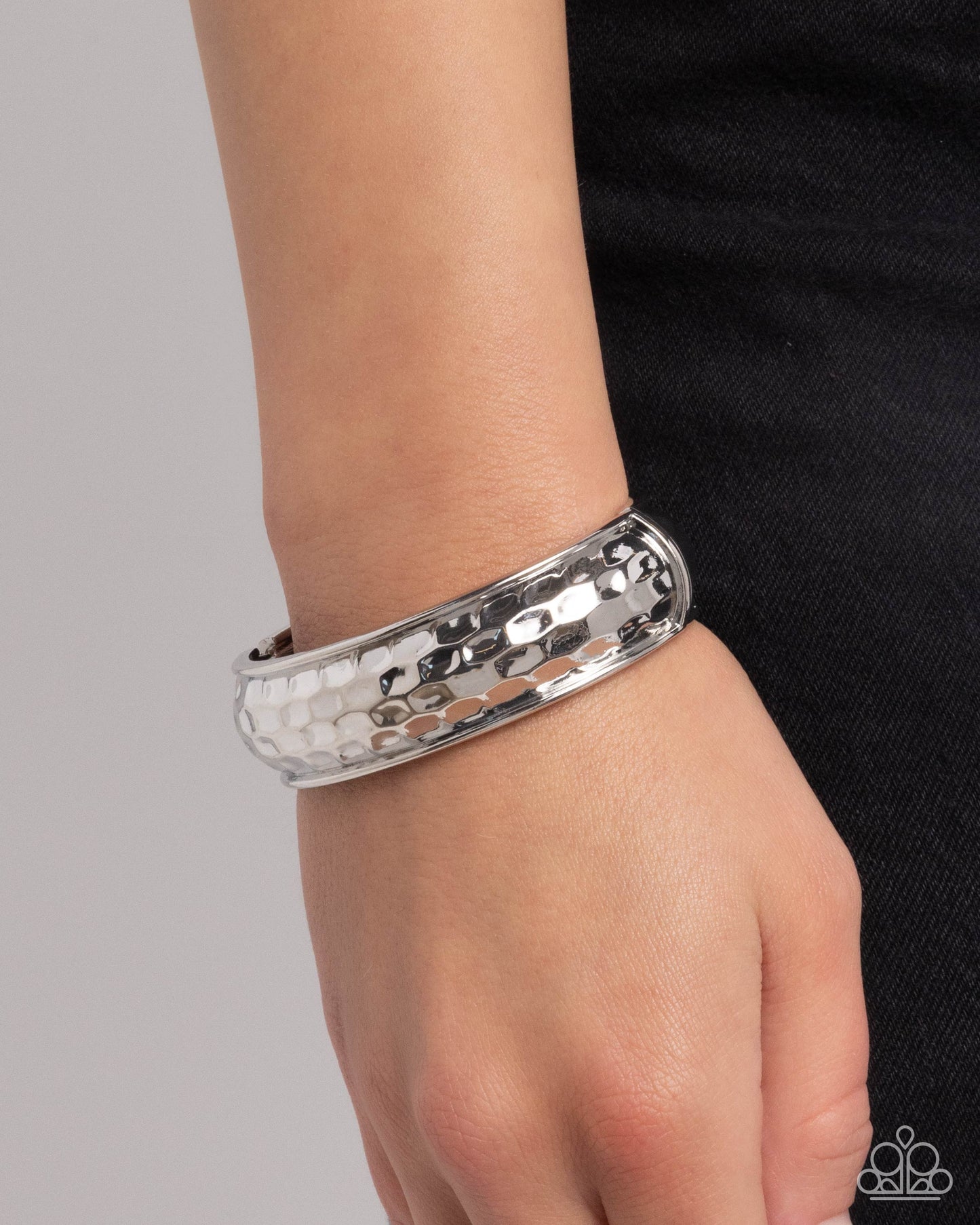 Paparazzi Hammered Hardware - Silver Hammered Industrial Look Hinged Bracelet B2623