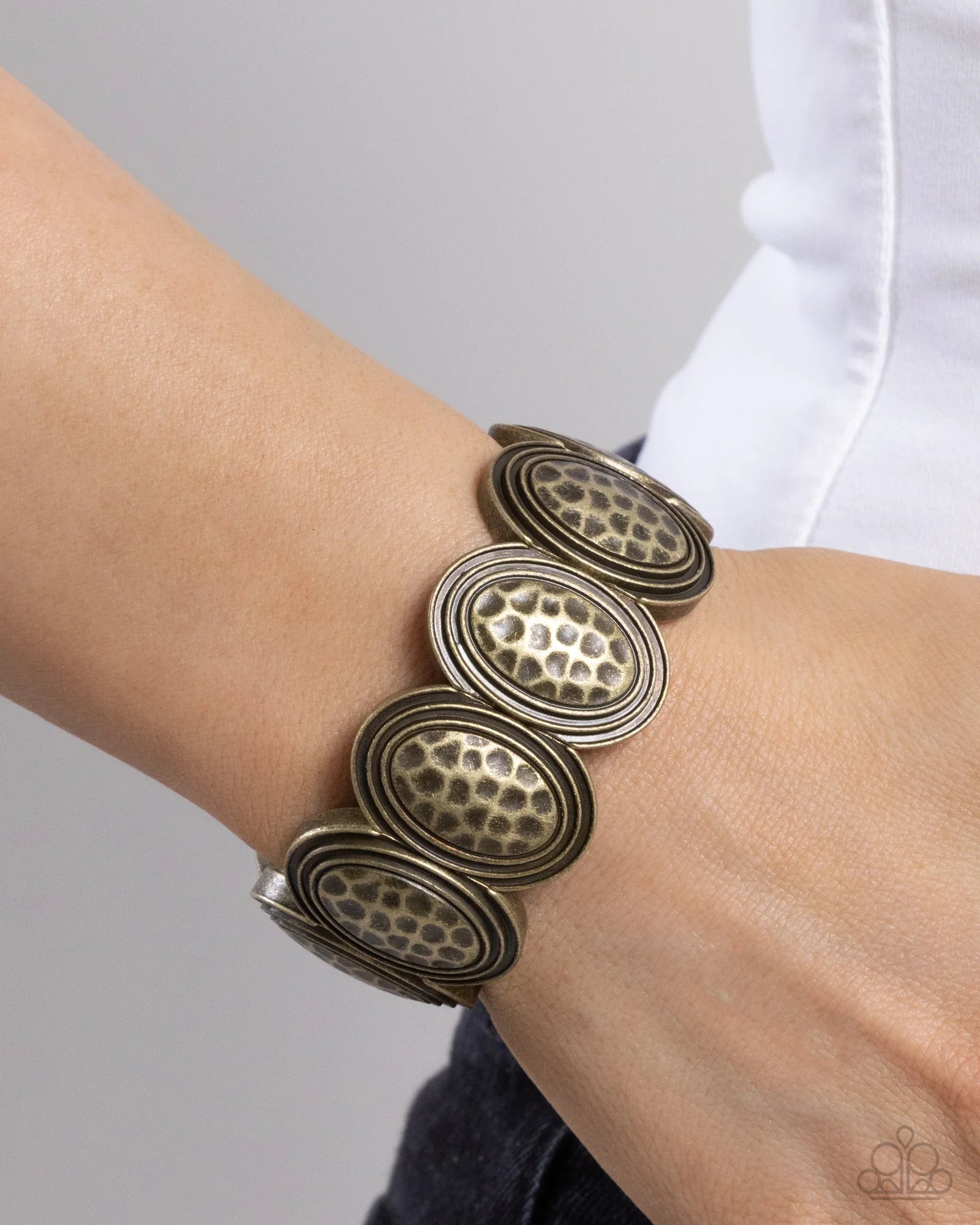 Paparazzi Prehistoric Privilege - Brass Hammered Disc Stretch Bracelet B2745
