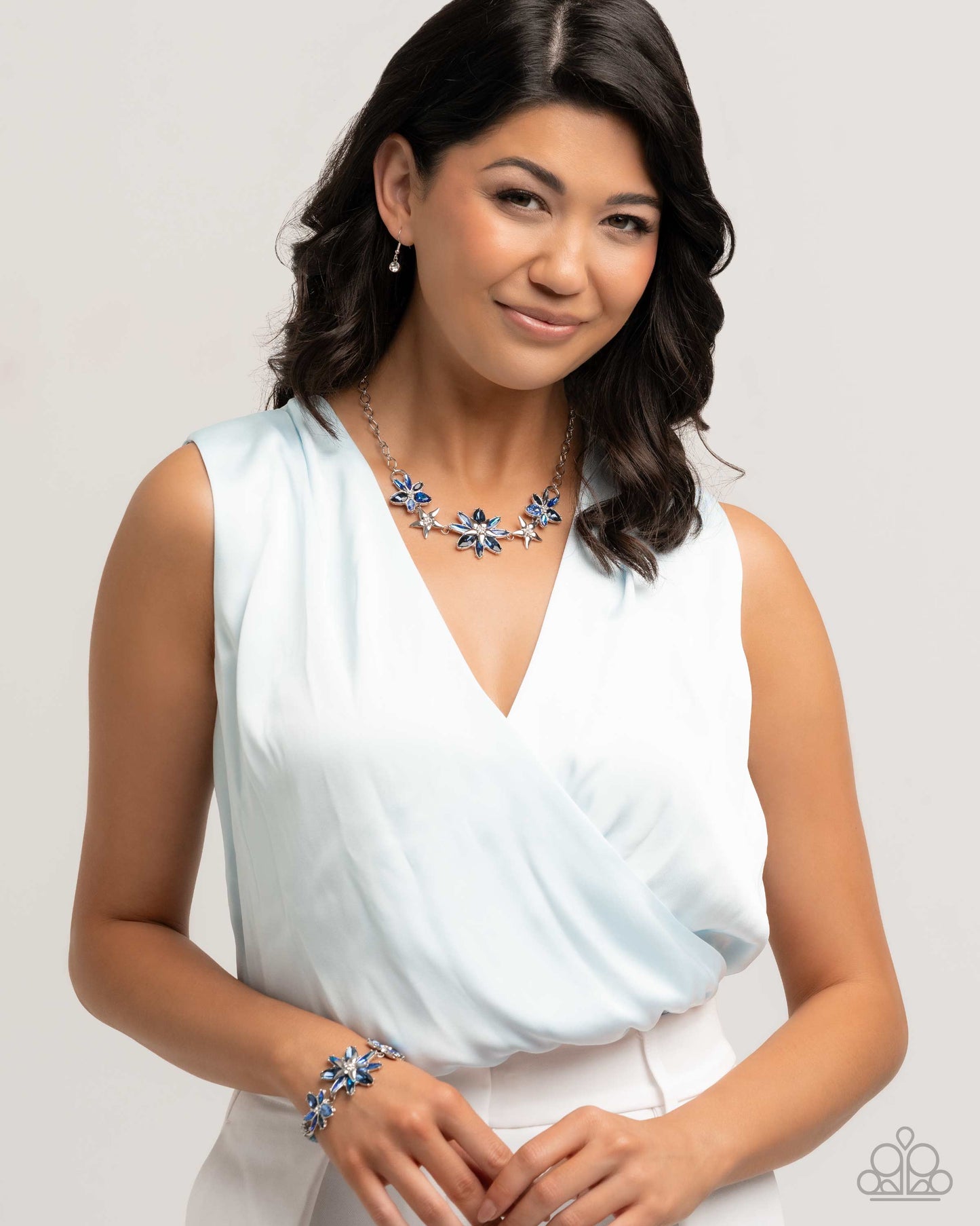 Complete Look Blue Necklace Floral Feature & Blue Bracelet: Floral Factor - Blue Bracelet Set Paparazzi N3595