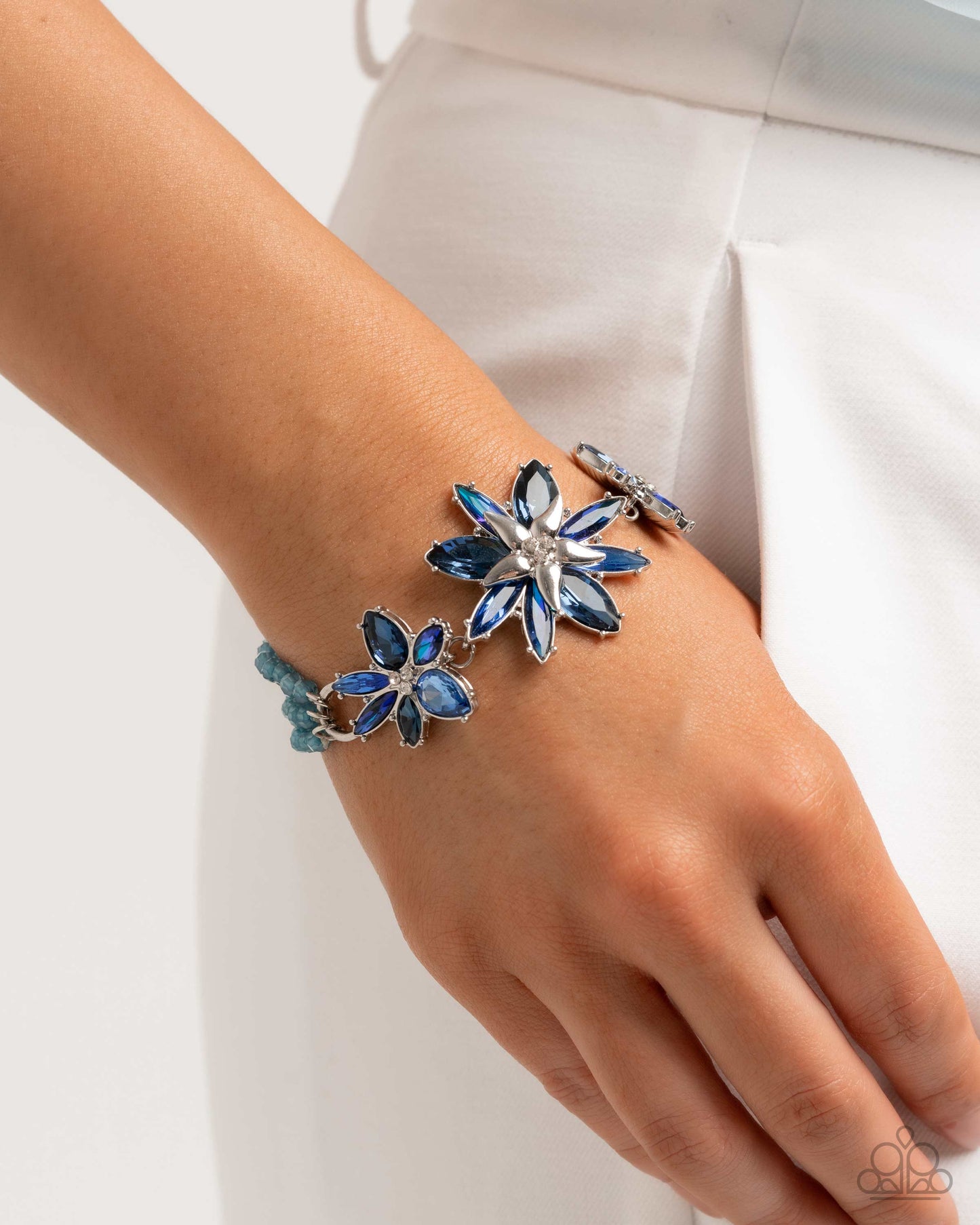 Complete Look Blue Necklace Floral Feature & Blue Bracelet: Floral Factor - Blue Bracelet Set Paparazzi N3595