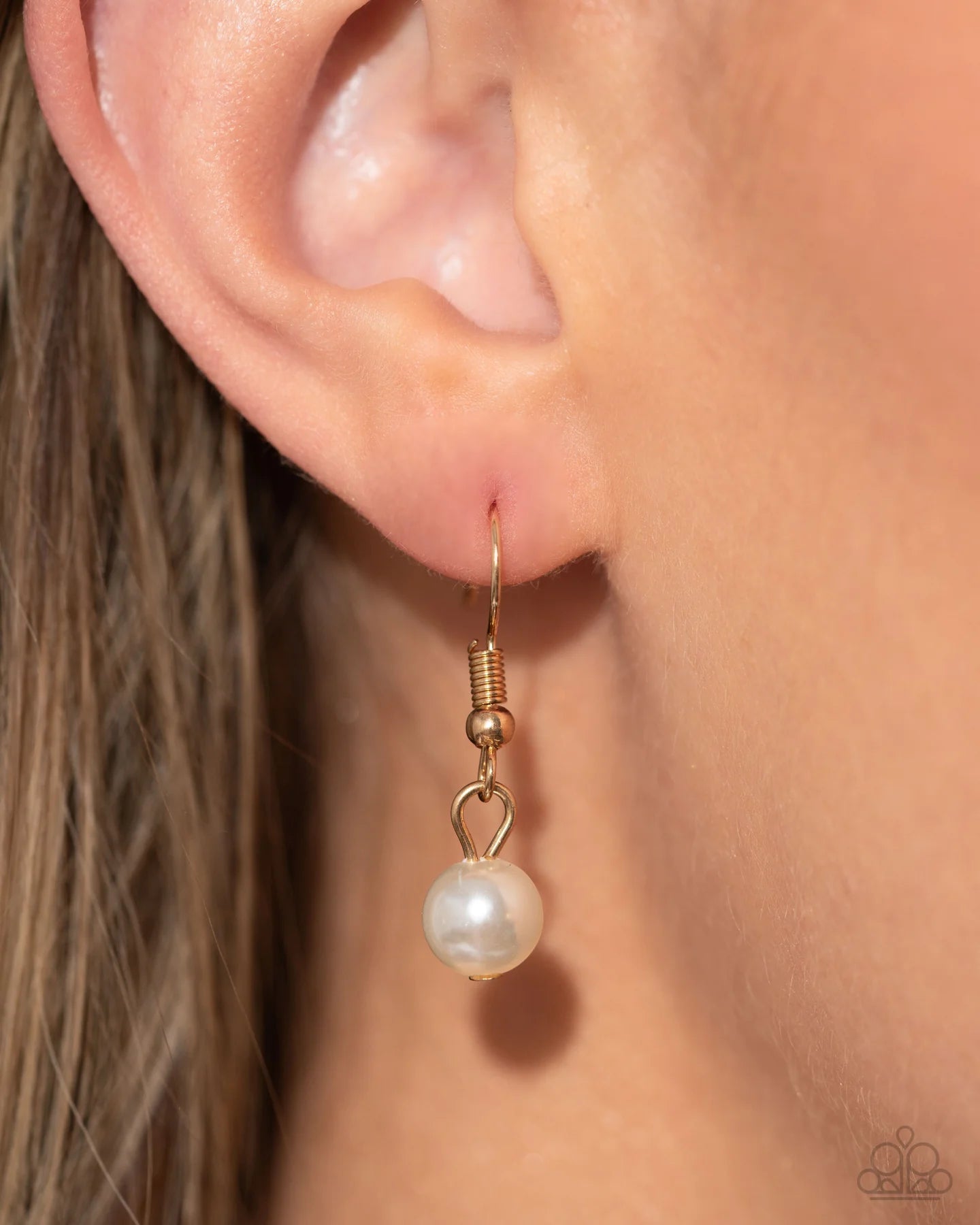 Charming Competitor - Gold & White Pearl Heart Short Necklace Paparazzi N2912