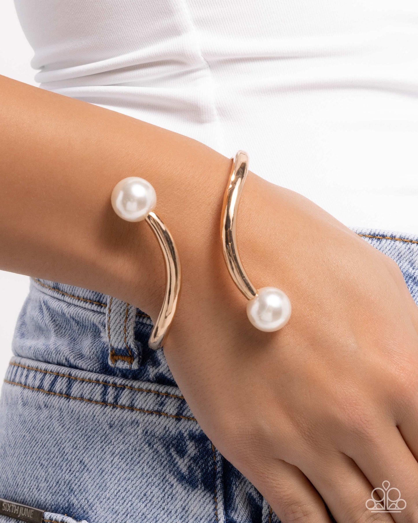 Effulgent Exemplar - Gold & White Pearl Hinged Bracelet Paparazzi B2003