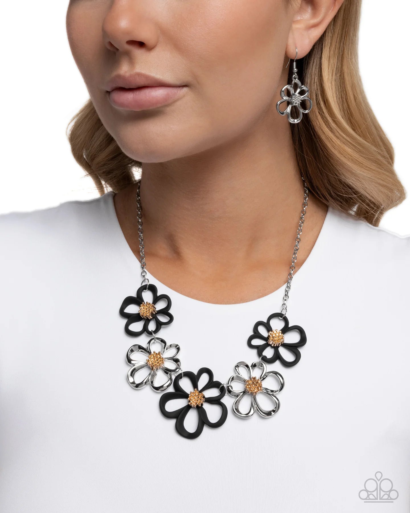 Paparazzi Beau Bouquet Black & Silver Flower Necklace N3917