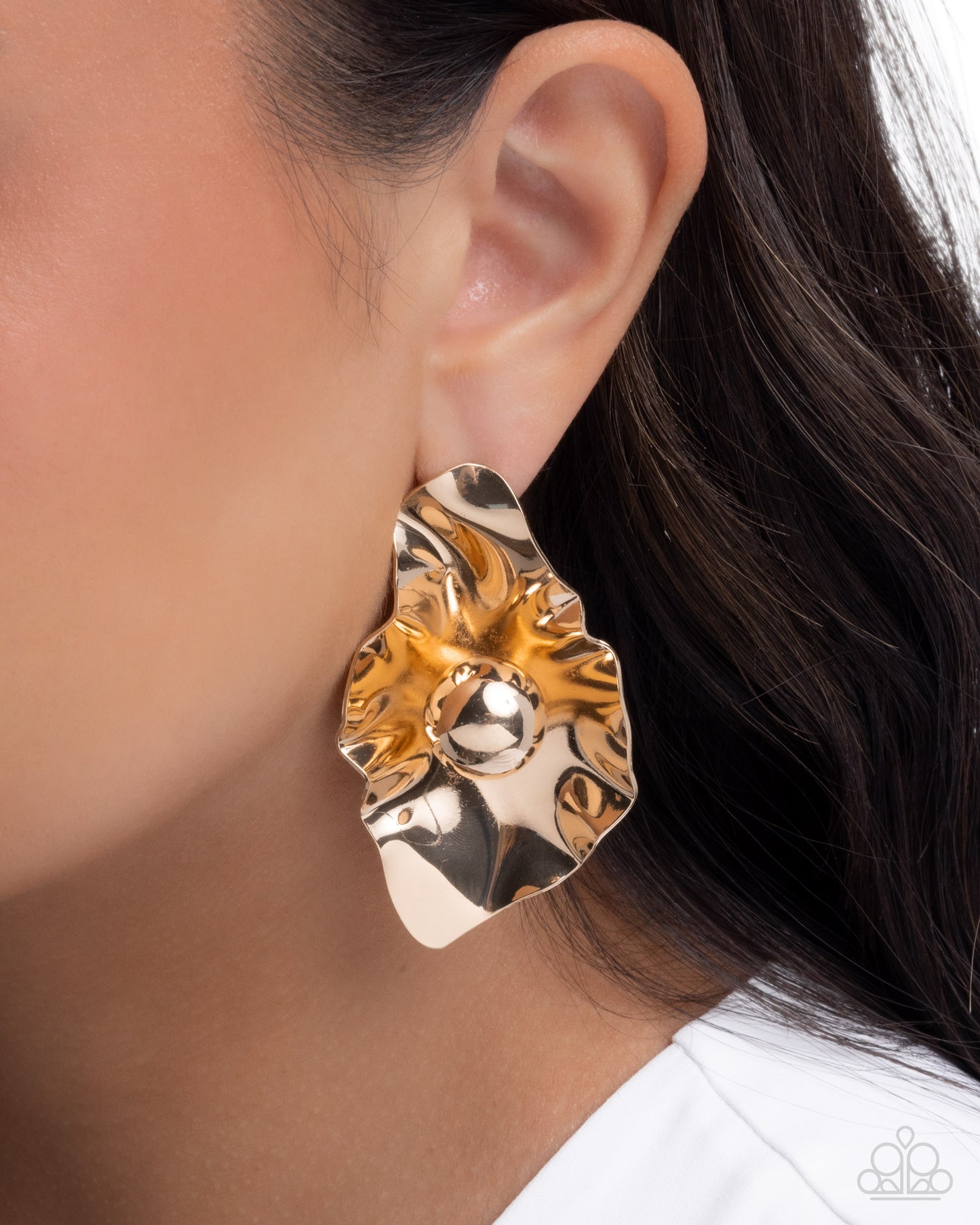 Paparazzi Crinkled Catwalk - Gold Crinkled Leaf High Sheen Post Earring E3415