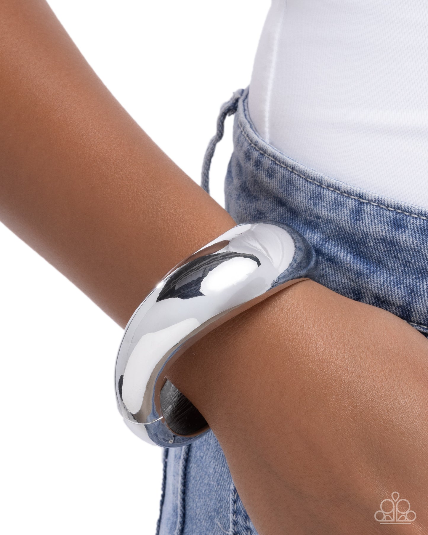 Paparazzi Fearless Fame - Silver High Sheen Sleek Hinged Bracelet B2559