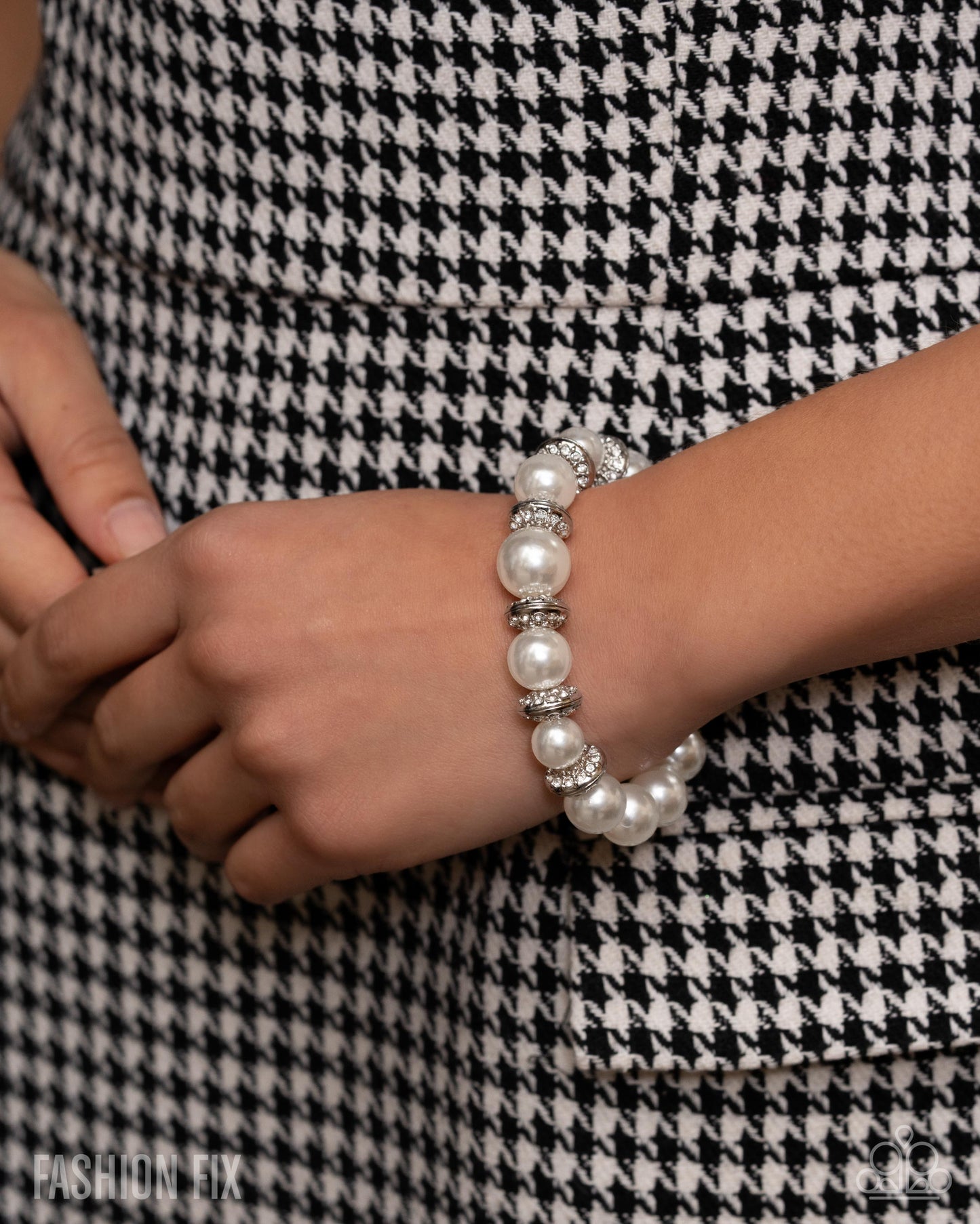 Paparazzi Hypnotizing History - White Pearl & Rhinestone Stretch Bracelet Fiercely 5th Avenue Fashion Fix Trend Blend January 2026 B2580