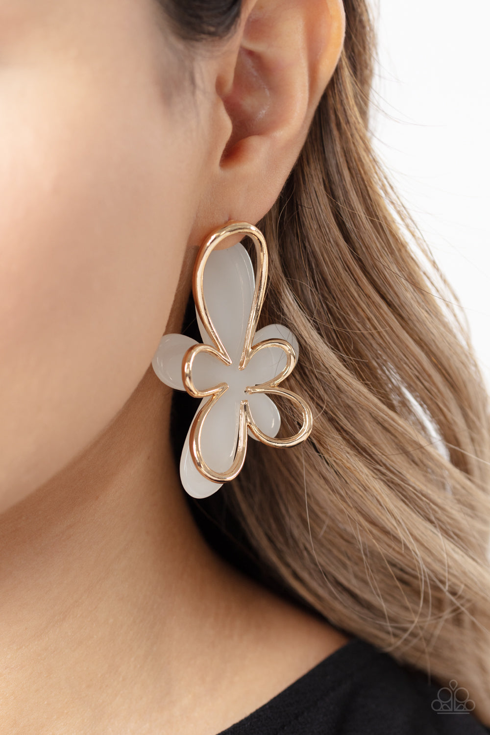 Glimmering Gardens - Gold & White Flower Post Earring Paparazzi E1353