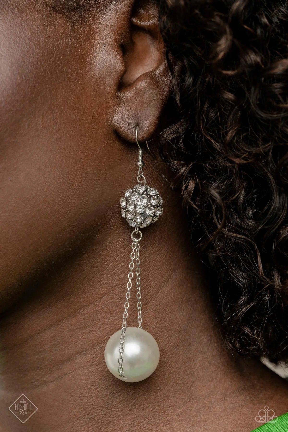 Ballerina Balance White Pearl & Rhinestone Earring Fashion Fix April 2023 Paparazzi E1295
