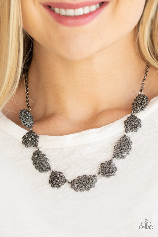 Vintage Vogue Black Necklace Pararazzi N0012