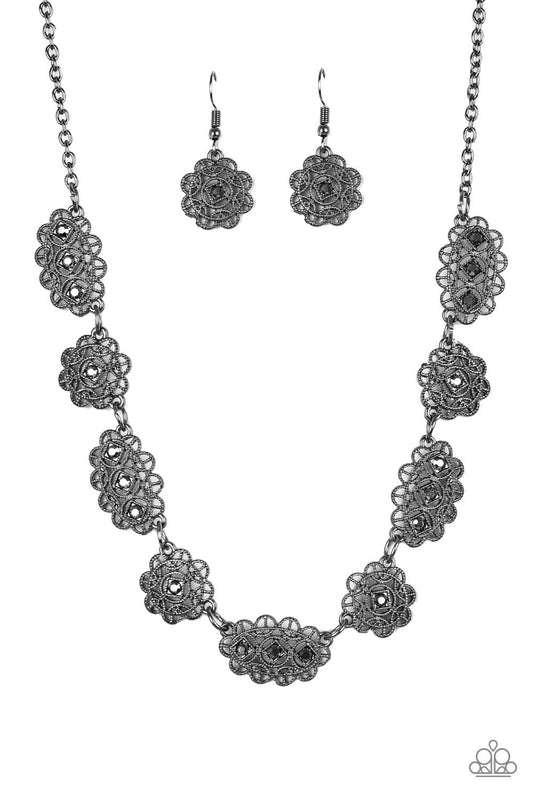 Vintage Vogue Black Necklace Pararazzi N0012
